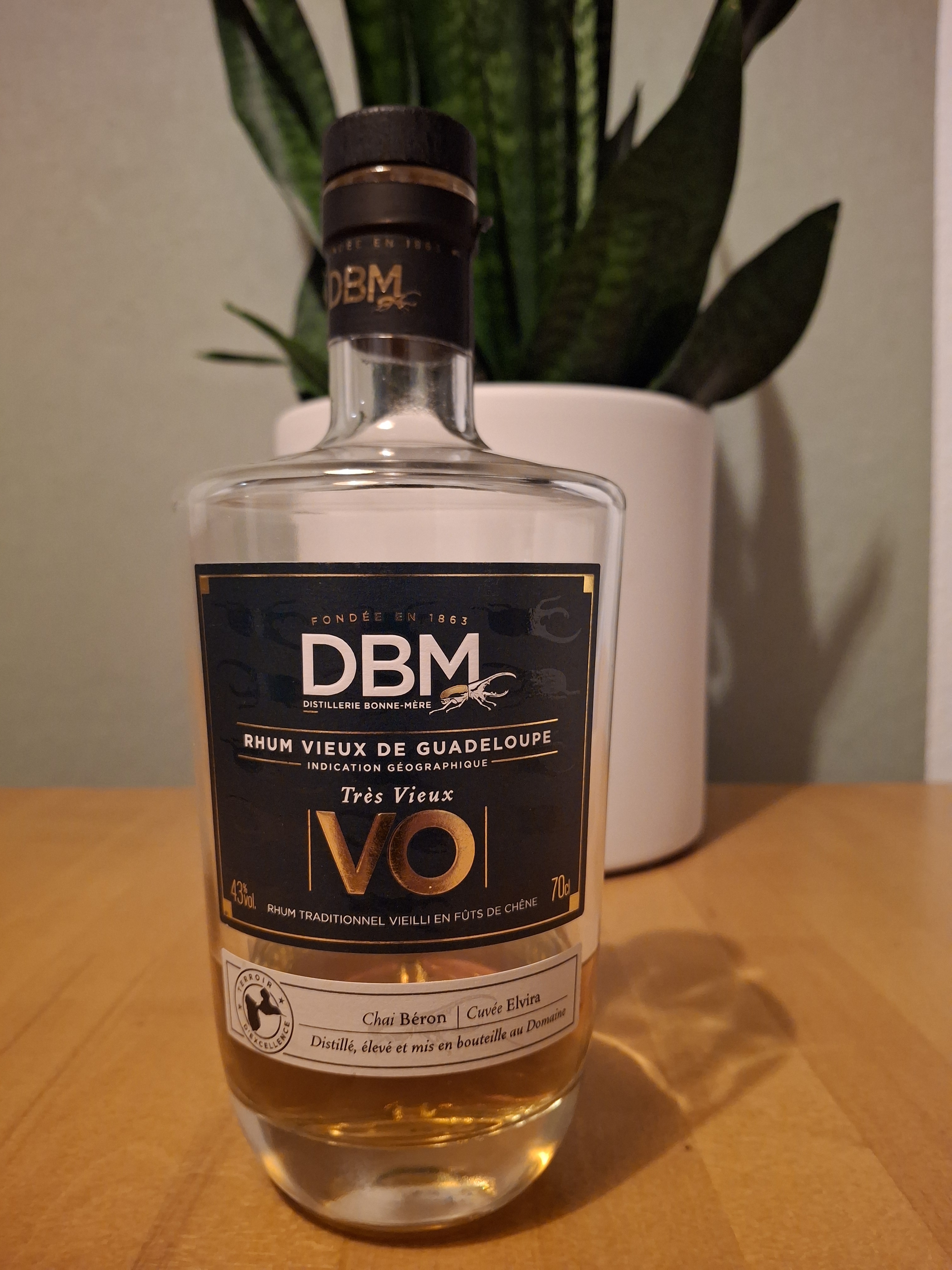 Die Flasche DBM Cuvée Elvira. Wie man sieht ein echter Genusstropfen, dieser Raum Agricole von Guadeloupe.