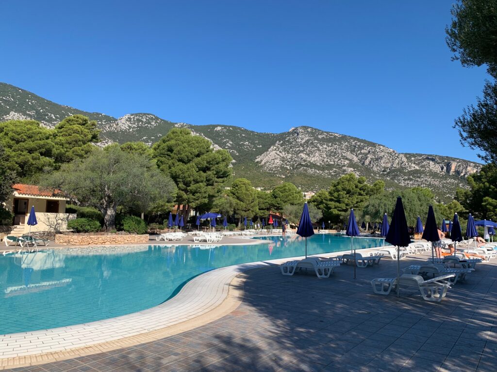 Sardinien Cala Gonone Bergkulisse