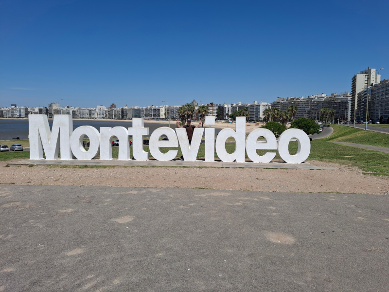 Montevideo Rambla mit Blick auf den Montevideo-Schriftzug.